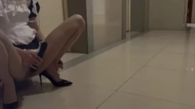 情妇在她家电梯前自摸然后去邻居家门口做爱